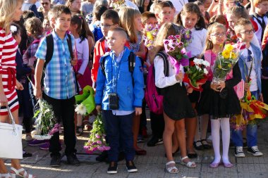 Öğretmenler ilk okul günü için çiçek.