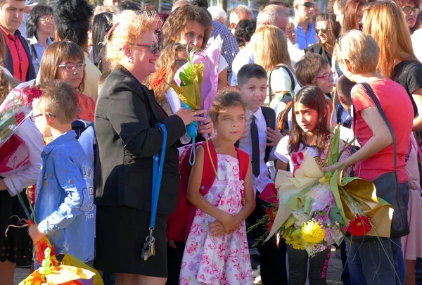 Kwiaty dla nauczycieli na pierwszy dzień w szkole. — Zdjęcie stockowe