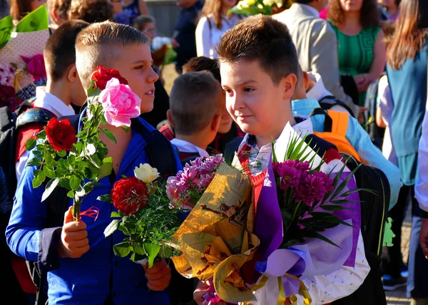 Öğretmenler ilk okul günü için çiçek.