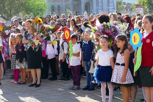 Öğretmenler ilk okul günü için çiçek.