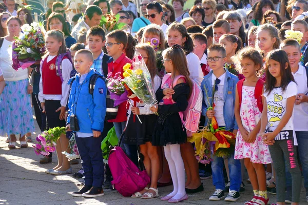 Bloemen voor docenten op de eerste schooldag. — Stockfoto