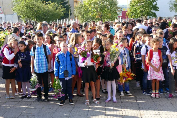 Kwiaty dla nauczycieli na pierwszy dzień w szkole. — Zdjęcie stockowe