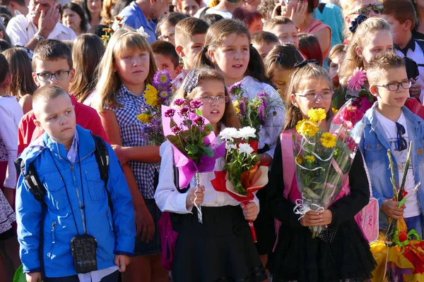 Kwiaty dla nauczycieli na pierwszy dzień w szkole. — Zdjęcie stockowe