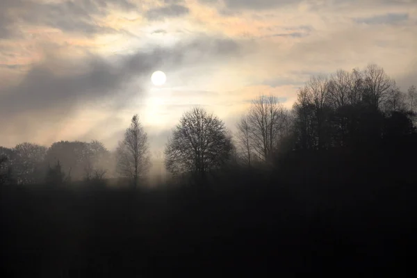 Lever de soleil brumeux à Rodopi, Bulgarie, automne . — Photo