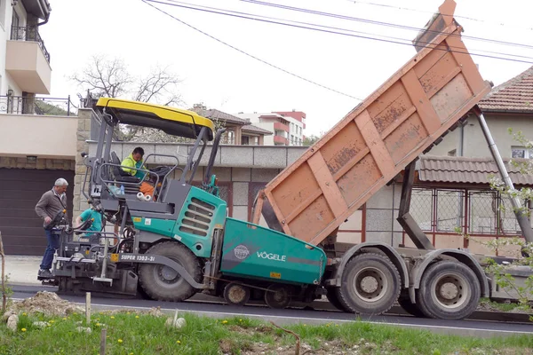Gabrovo Bulgaria Abril 2018 Camión Apila Asfalto Una Máquina Asfalto — Foto de Stock