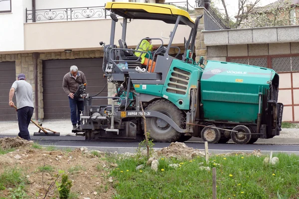 Gabrovo Bulgaria Abril 2018 Los Trabajadores Están Colocando Una Máquina — Foto de Stock