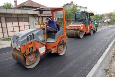 Gabrovo, Bulgaristan 13 Nisan 2018 sokak Asphalting. İki merdane asfalt pürüzsüz.