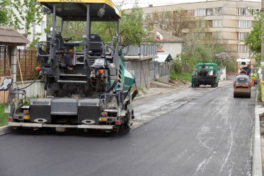 Gabrovo, Bulgaristan 13 Nisan 2018 sokak Asphalting. Makine koydu asfalt, silindir düzgünleştirir asfalt, toz boya eski asfalt yapıştırıcı.