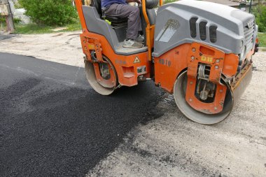 Gabrovo, Bulgaristan 13 Nisan 2018 sokak Asphalting. Silindir düzgünleştirir asfalt.