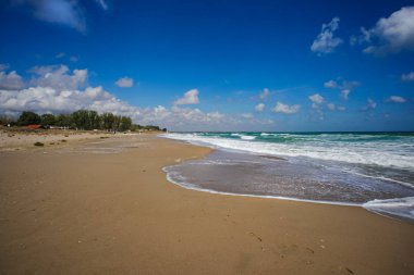 Boş deniz plajı. Kumda hiç basamak yok. Sonbahardayız. Açık