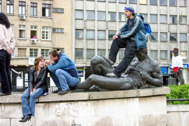 Gabrovo, Bulgaristan, 18 Mayıs 2017. Geleneksel karnaval alayı geçiyor. Seyirciler komşu köprüden izliyor. Genç bir adam bir heykelin başına tırmandı..