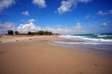 Boş deniz plajı. Kumda hiç basamak yok. Sonbahardayız. Açık