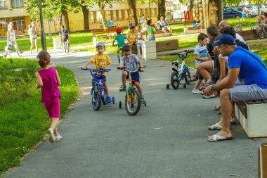 Gabrovo, Bulgaristan. 3 Ağustos 2018. Çocuklar yaz tatili boyunca parkta oynarlar.