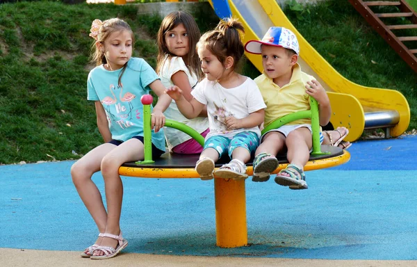Gabrovo, Bulgaristan. 3 Ağustos 2018. Çocuklar yaz tatilinde oyun alanında oynarlar..