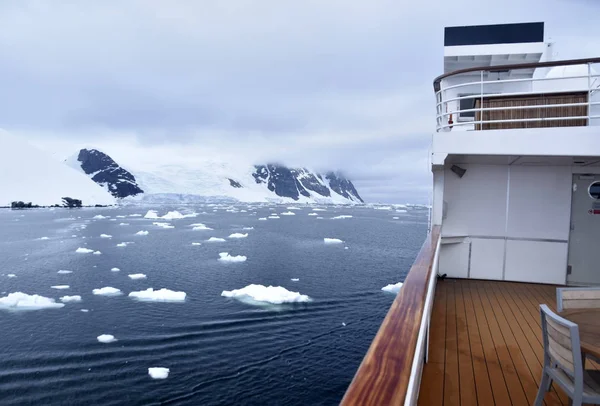 Cruiseschip Navigeren Ijzige Wateren — Stockfoto