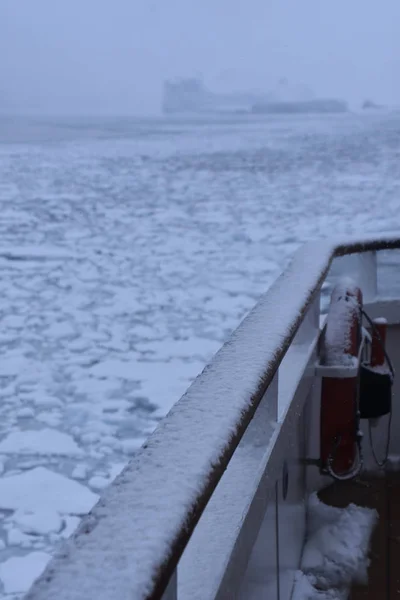 Kreuzfahrtschiff Fährt Auf Eisigen Gewässern lizenzfreie Stockbilder