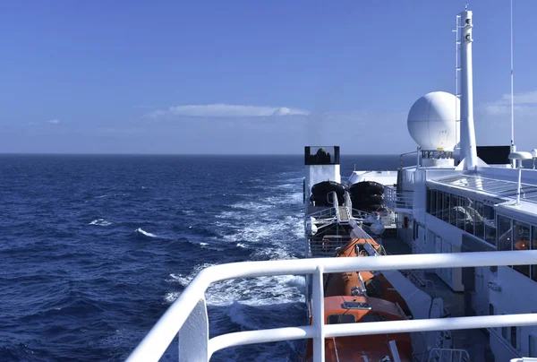 Antennen Und Kommunikationsgeräte Auf Einem Kreuzfahrtschiff — Stockfoto