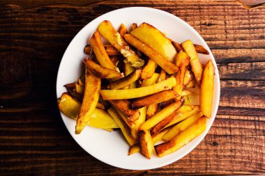 ahşap masa arka plan üzerine sarımsaklı kızarmış patates