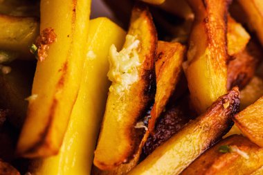 ahşap masa arka plan üzerine sarımsaklı kızarmış patates