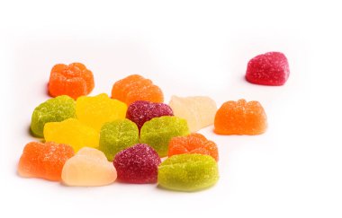 Beyaz arka planda lezzetli jöle şekerleri