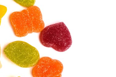 Sıcak pizza dilimi, erimiş peynirle ahşap bir masada..