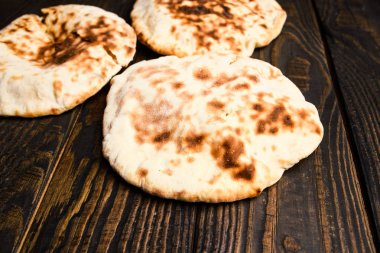 Fırından yeni çıkmış ciabatta ekmeği ahşap tahta üzerinde