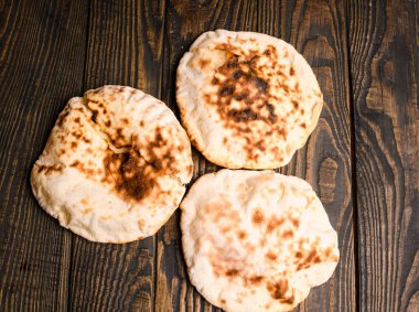 Fırından yeni çıkmış ciabatta ekmeği ahşap tahta üzerinde