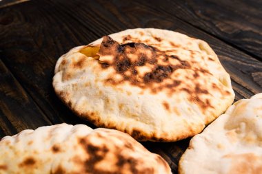 Fırından yeni çıkmış ciabatta ekmeği ahşap tahta üzerinde