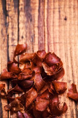 Sığır eti et dilimleri rustik arka plan üzerinde füme