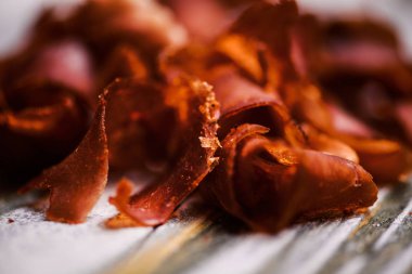 Sığır eti et dilimleri rustik arka plan üzerinde füme