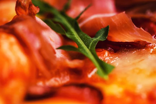 Fatia de pizza quente com queijo derretido em uma mesa de madeira rústica. — Fotografia de Stock