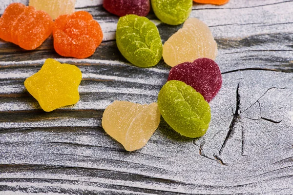 Doces de geleia saborosos no fundo de madeira — Fotografia de Stock