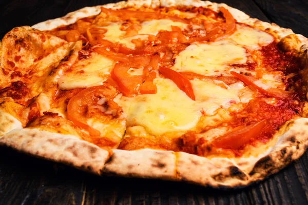 맛있는 나무 식탁에 치즈를 녹여 놓은 뜨거운 피자 조각. — 스톡 사진