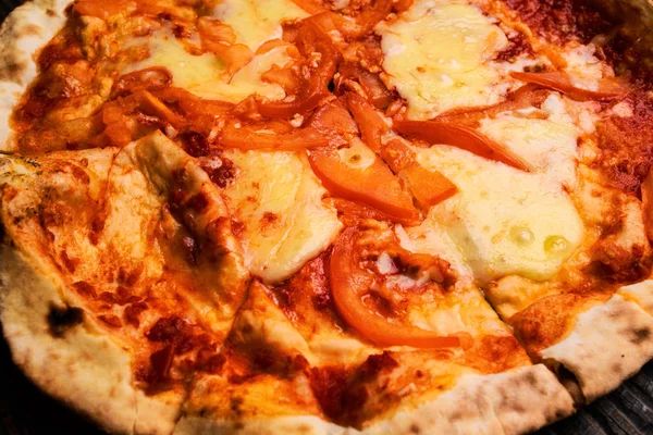 맛있는 나무 식탁에 치즈를 녹여 놓은 뜨거운 피자 조각. — 스톡 사진