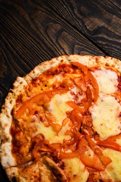Tranche de pizza chaude au fromage fondu sur une table en bois rustique. — Photo