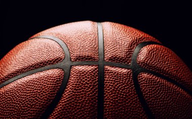 Siyah zemin üzerinde basketbol topu.