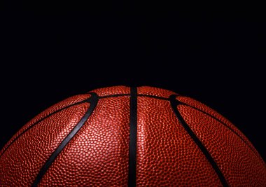Siyah zemin üzerinde basketbol topu.