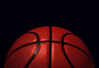 Siyah zemin üzerinde basketbol topu.