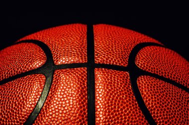 Siyah zemin üzerinde basketbol topu.