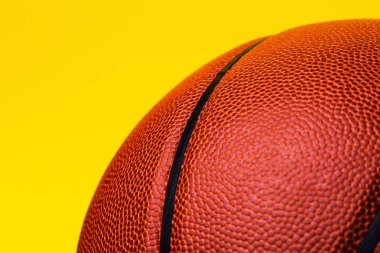 basketbol topu sarı zemin üzerine.