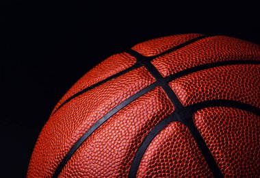 Siyah zemin üzerinde basketbol topu.