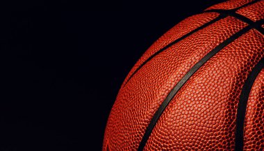 Siyah zemin üzerinde basketbol topu.