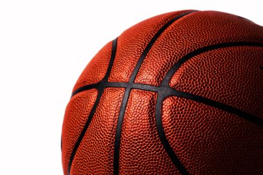 Beyaz arkaplanda basketbol topu.
