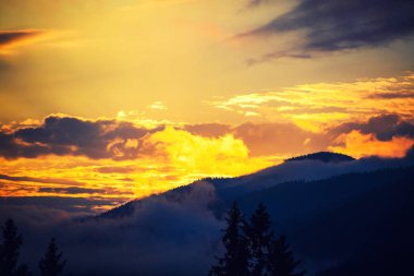 Dağlarda günbatımı. Konumu Karpat, Ukrayna.