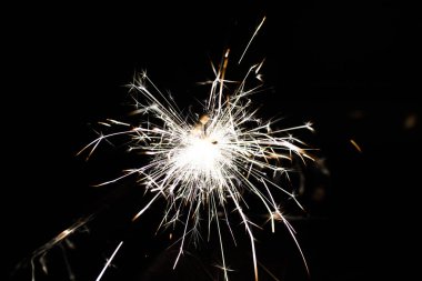 Arka planda yılbaşı maytapları, kapatın.