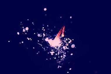 Arka planda yılbaşı maytapları, kapatın.