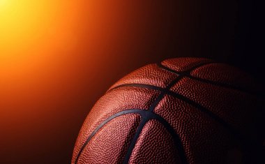 Siyah zemin üzerinde basketbol topu.