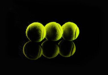 Tenis topu siyah dramatik aydınlatma ile izole