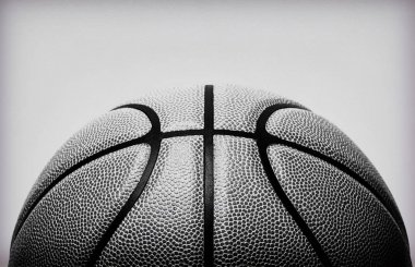 basketbol topu sarı zemin üzerine.