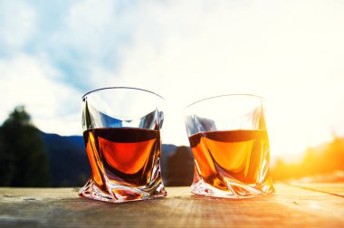 viski, dağ manzara arka plan üzerinde dramatik gökyüzü günbatımı